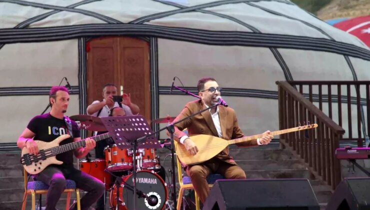 Ahlat’ta Malazgirt Zaferi Etkinliklerinde İsmail Altunsaray Konser Verdi