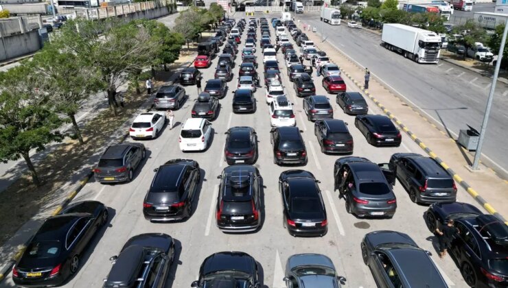 Ana vatana akın akın veda ediyorlar: Kilometrelerce kuyruk oluştu