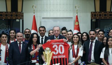 Başkan Erdoğan Yüksekovaspor Kadın Futbol Takımı’nı kabul etti! Sürpriz forma