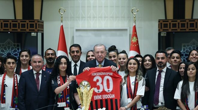 Başkan Erdoğan Yüksekovaspor Kadın Futbol Takımı’nı kabul etti! Sürpriz forma