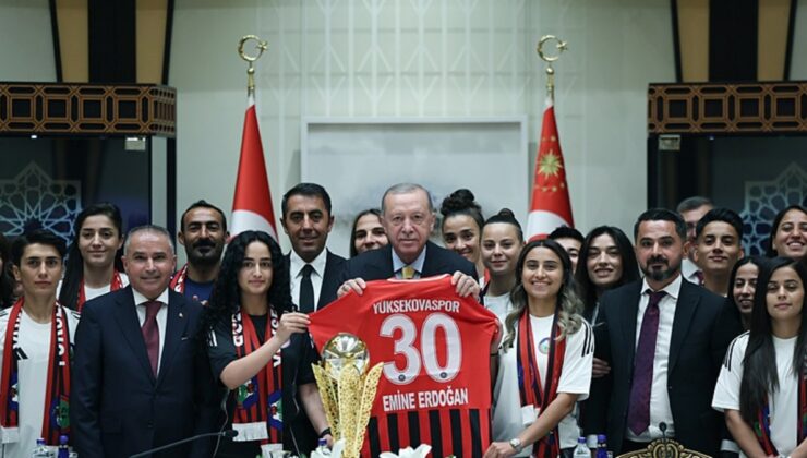 Başkan Erdoğan Yüksekovaspor Kadın Futbol Takımı’nı kabul etti! Sürpriz forma
