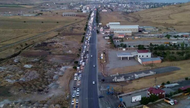 Bitlis-Tatvan Kara Yolunda Uzun Araç Kuyruğu