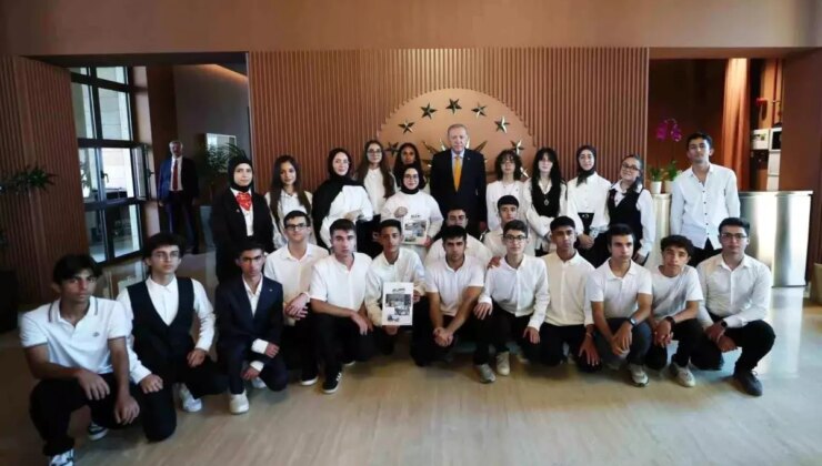 Erdoğan, Ahlat’ta Öğrencilerle Buluştu