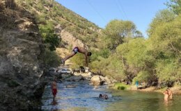 Hizan’da Sıcak Havadan Bunalan Gençler Derede Yüzerek Serinliyor