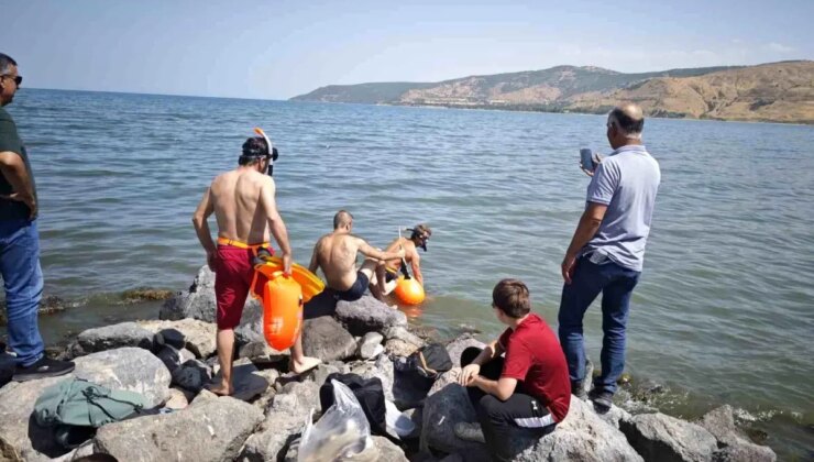 Tatvan’da 3 Yüzücü, Zafer Bayramı’nda Van Gölü’nde 6 Kilometer Kulaç Attı