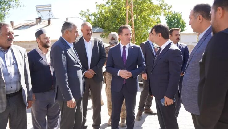 Ahlat’ta Köy Yolları Sıcak Asfaltla Yenileniyor