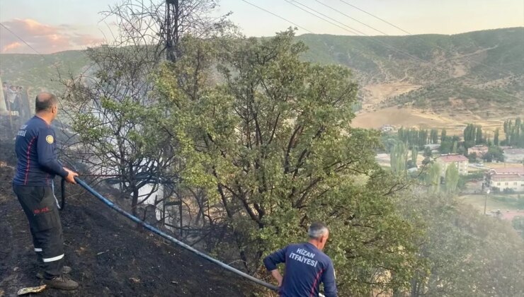 Bitlis Hizan’da Anız Yangını Söndürüldü
