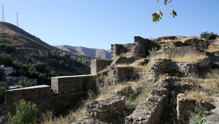 Bitlis Kalesi’nde 29 Santimetre Uzunluğunda Demir Anahtar Bulundu
