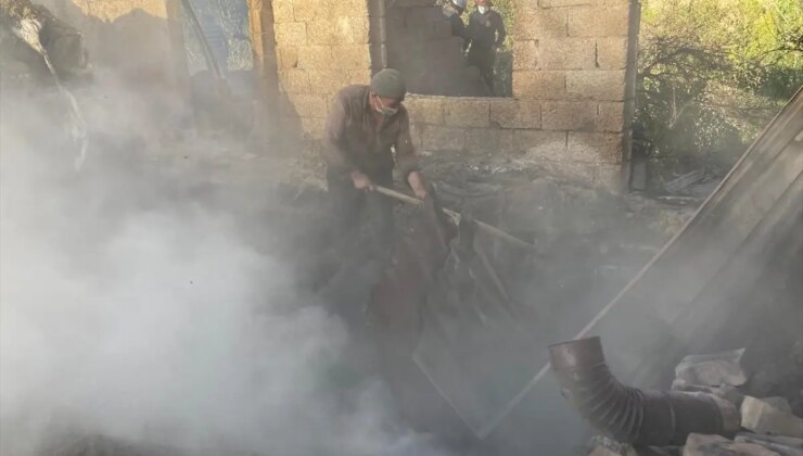 Bitlis’in Hizan ilçesinde ev yangını: İtfaiye müdahale etti