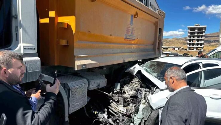 Bitlis’te Kamyon ve Otomobil Çarpıştı: 3 Yaralı