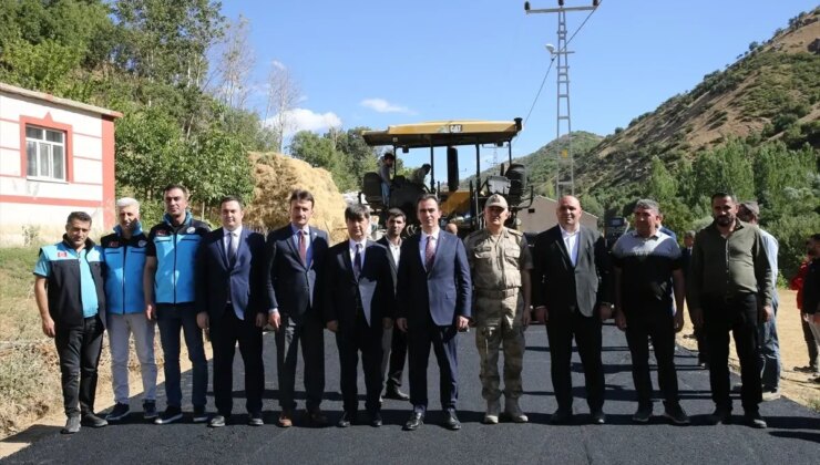 Bitlis’te Köy Yolları Sıcak Asfaltla Kaplanıyor