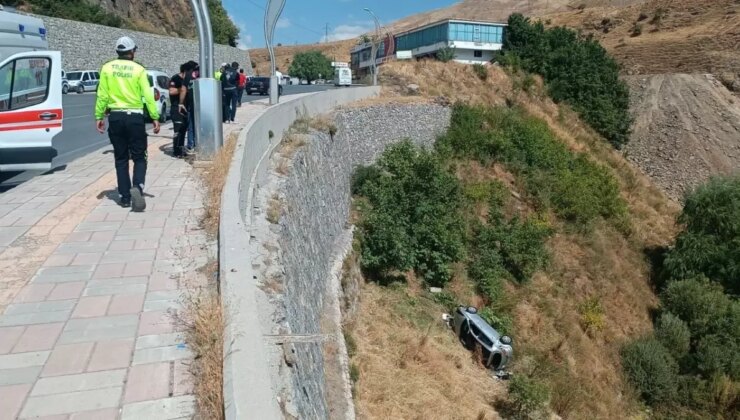 Bitlis’te Otomobil 10 Metreden Düştü: 1’i Ağır 2 Yaralı