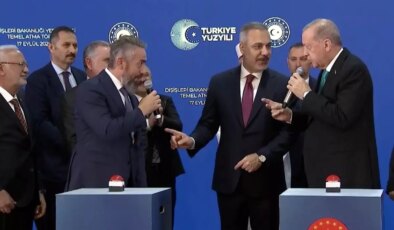 Cumhurbaşkanı Erdoğan’ın temel atma töreninde firma yetkilisini terlettiği anlar