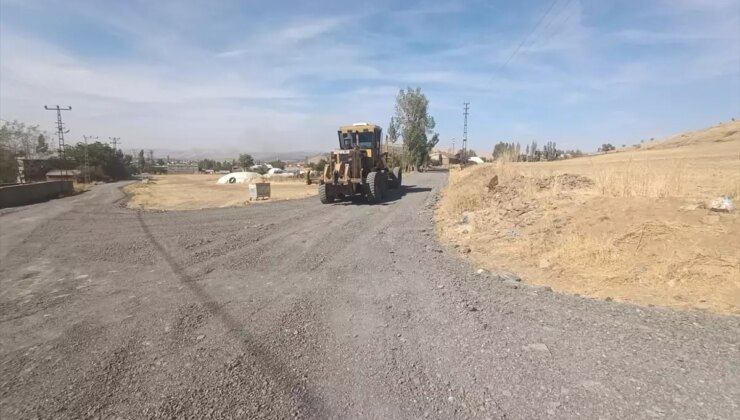 Güroymak’ta Yol Yapım Çalışmaları Devam Ediyor