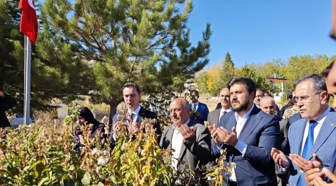 Adilcevazlı şehit Mahmut İkibeş kabri başında anıldı