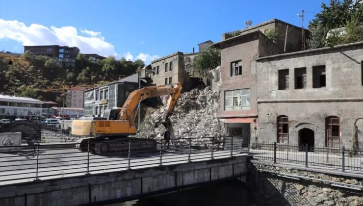 Bitlis’te Metruk Bina Kontrollü Şekilde Yıkıldı