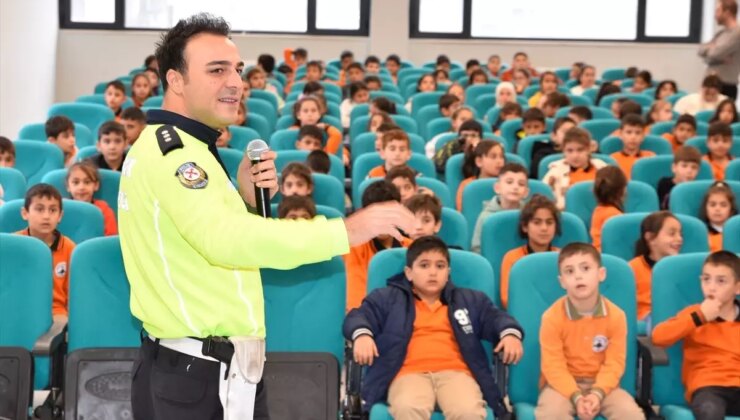 Bitlis’te Öğrencilere Trafik Güvenliği Eğitimi Veriliyor