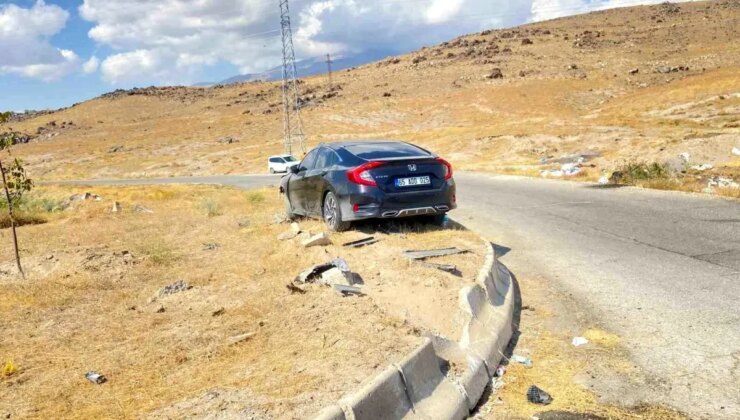 Bitlis’te Otomobil Bariyerlere Çarptı: 4 Yaralı