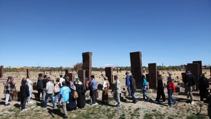 Doğaseverler Ahlat’taki Tarihi ve Turistik Alanları Gezdi