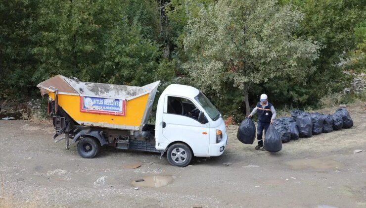 Gençler Destumi Deresi’nde Temizlik Yaptı