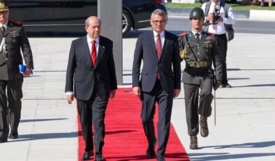 KKTC’de Erhürman görevine başladı! İlk mesajında Rumlara mesaj verdi