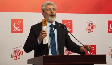 Kürsüye elinde tavuk dürümle çıkıp "Dürümflasyon" hesabı yaptı