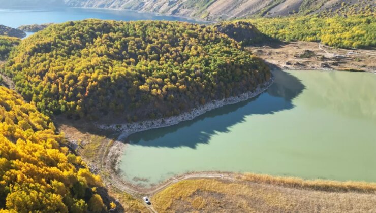 Nemrut Krater Gölü Sonbahar Renkleriyle Büyülüyor