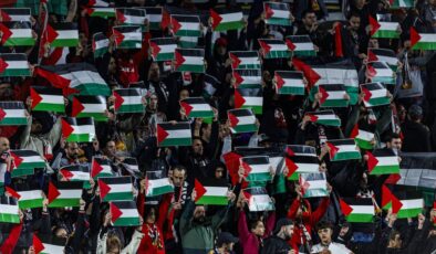 Rayo Vallecano tribünlerinden Filistin’e destek!