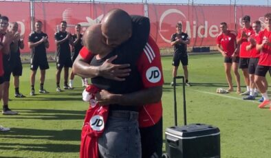 Sevilla Marcao’nun kanser atlatan eşini alkışlarla karşıladı