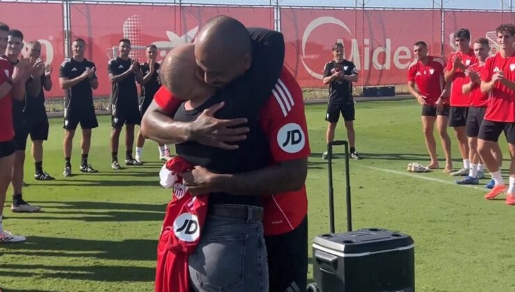 Sevilla Marcao’nun kanser atlatan eşini alkışlarla karşıladı