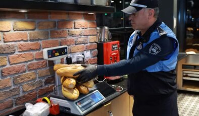 Böyle esnaflar da var! Ekmeği tartıya koyan ekipler, işletme sahibine teşekkür etti