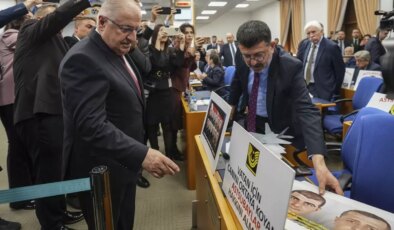 CHP’li vekiller bütçe görüşmelerinde Bakan Güler’i şehit fotoğraflarıyla karşıladı