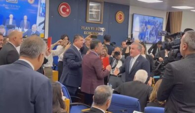 CHP’liler kırmızı kart gösterdi, Bakan Bak "VAR"dan döner" dedi