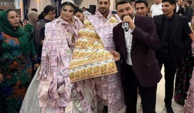 Düğünde gelin ve damada paradan yelek giydirip, taç taktılar