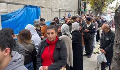 ‘Yüzyılın Konut Projesi’ne başvuru yapmak isteyenler yüzlerce metre kuyruk oluşturdu