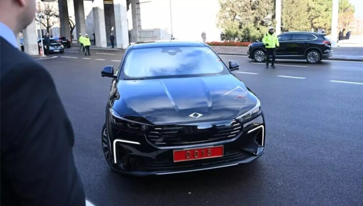 Bakan Kacır bütçe görüşmelerine Togg’un yeni modeli T10F ile geldi