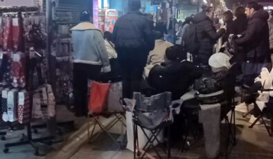 İndirim uykuyu kaçırdı, sandalye ve battaniyesini alan kuyruğa girdi