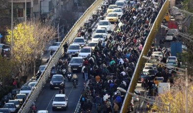 İran’da protestolar başladı! Kaymakamlık binasını bastılar