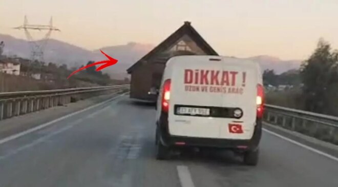 Prefabrik ev taşıyan tır trafiği altüst etti
