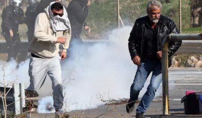 Yunanistan’ın Girit Adası’nda çiftçiler havalimanını basıp polisle çatıştı