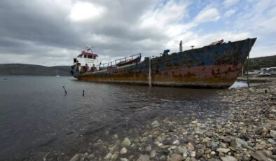 İzmir’de koyda kaçak sökümü yapılan hurda gemiye 2 milyon 850 bin lira para cezası