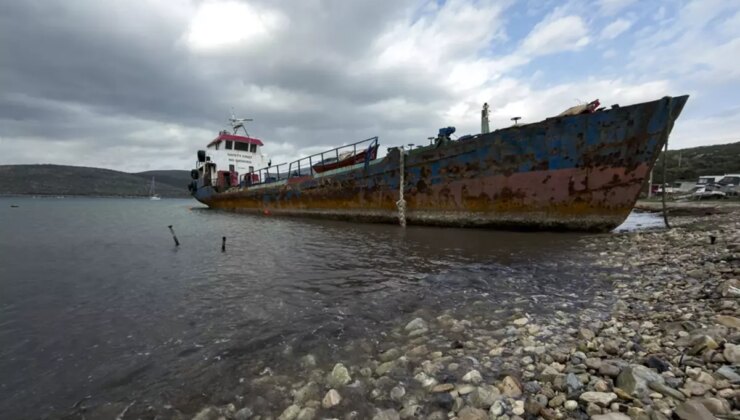 İzmir’de koyda kaçak sökümü yapılan hurda gemiye 2 milyon 850 bin lira para cezası