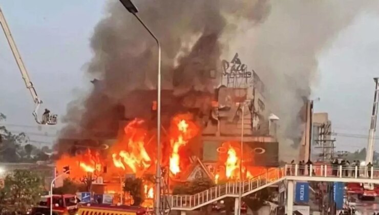 Pakistan’da bir alışveriş merkezinde çıkan yangında 6 kişi hayatını kaybetti