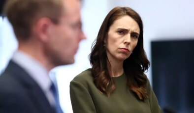 Ekonomik kriz nedeniyle başbakanlık yaptığı ülkeyi terk etti