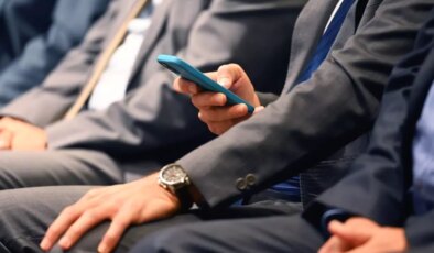 Ekonomik kriz nedeniyle vekillerin emekli maaşını kaldırdılar