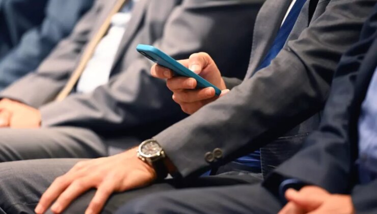 Ekonomik kriz nedeniyle vekillerin emekli maaşını kaldırdılar