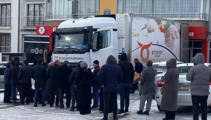 Ramazan günü eksi 4 derecede saatlerce kuyrukta beklediler
