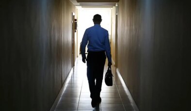 Yapay zeka depremi! Dev şirket çalışanlarının yarısını işten çıkarıyor