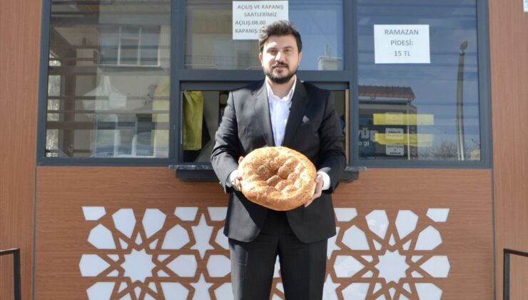 Adilcevaz’da halk ekmek büfelerinde ramazan pideleri satışa sunuldu
