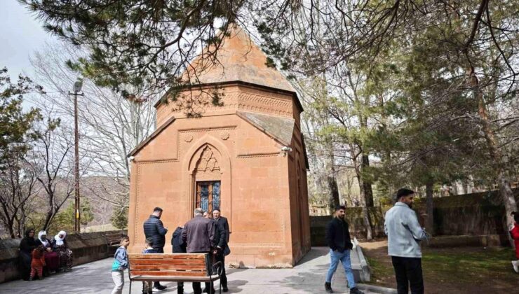 Ahlat’taki türbeye bayramda ziyaretçi akını